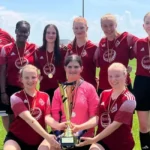 Damenmannschaft mit Pokal